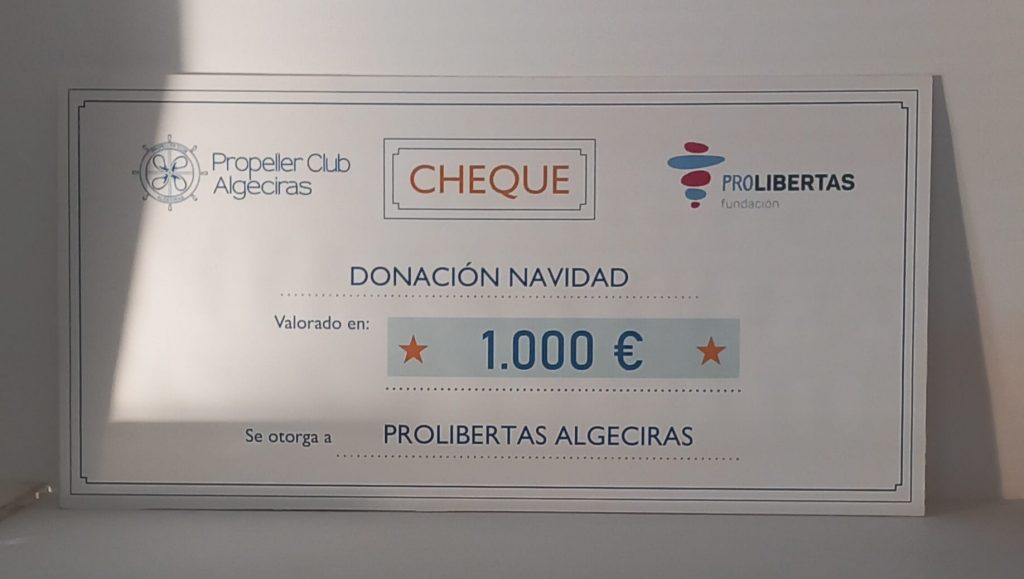 El cheque con la donación del Propeller para Prolibertas.