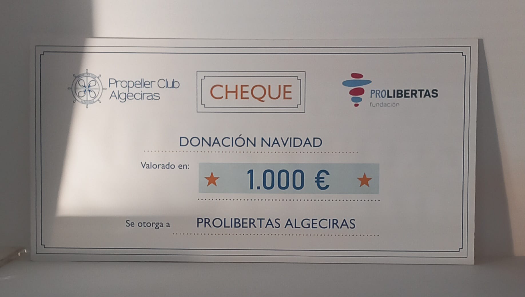El cheque con la donación del Propeller para Prolibertas.
