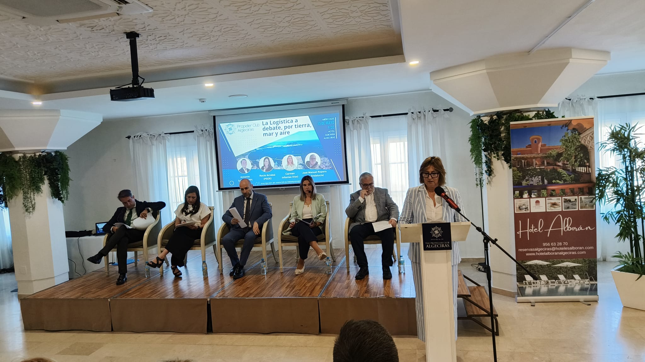 Los participantes en el desayuno 'La logística, a debate por tierra, mar y aire'.